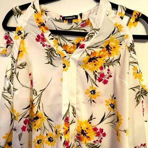 Express medium top with cute exposed shoulders